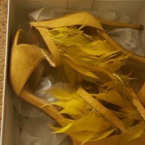 Feather Mustard suede pumps